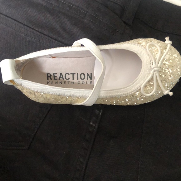 NWT Reaction Kenneth Cole, girls dress shoes, size 5 champagne color sparkly - Picture 3 of 8